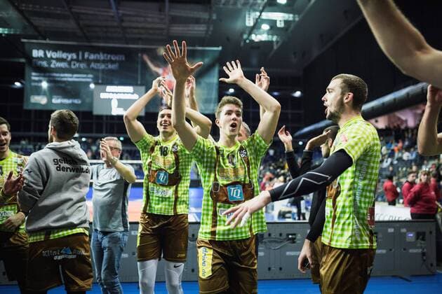 Berlin Germany 25 11 2017 Andre Brown Herrsching 18 and Johannes Kessler Herrsching 14 celebrate the Volleyball match in the DVV Cup quarter-finals between BR Volleys and TSV Herrsching