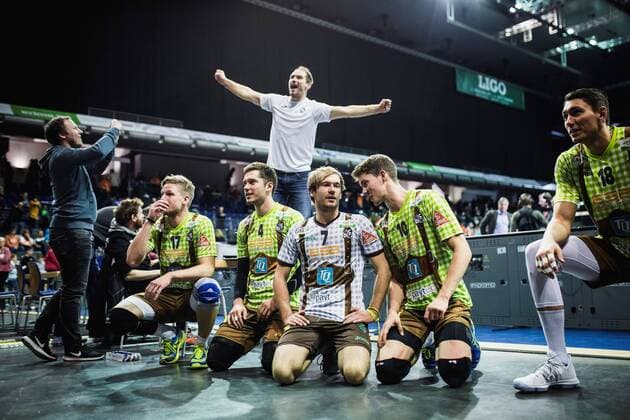 Berlin Germany 25 11 2017 Jubilation after the match Nicolai Grabmüller Grabmueller Herrsching 17 Tim Peter Herrsching 4 Ferdinand Tille Herrsching 7 Tom Strohbach Herrsching 10 Coach Maximilian Hauser Herrsching playing volleyball in the DTV Cup Quarter-final between BR Volleys and TSV Herrsching