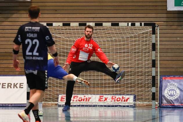Lübeck 25 November 2017 Sport Handball Season 2017 2018 2 Bundesliga VfL Lübeck Schwartau HSG Konstanz Klockmann Dennis No 32 VfL Luebeck Schwartau Holds 7m