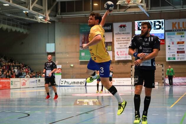 Lübeck 25 November 2017 Sport Handball Season 2017 2018 2 Bundesliga VfL Lübeck Schwartau HSG Konstanz Throw by Schlaich Fabian HSG Konstanz