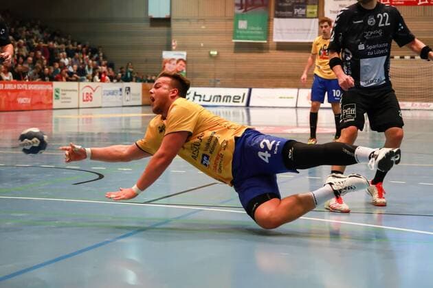 Lübeck 25 November 2017 Sport Handball Season 2017 2018 2 Bundesliga VfL Lübeck Schwartau HSG Konstanz Throw of Boesing Sebastian HSG Konstanz