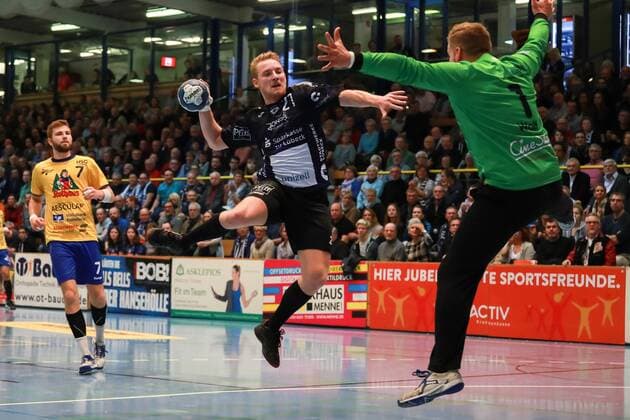 Lübeck 25 November 2017 Sport Handball Season 2017 2018 2 Bundesliga VfL Lübeck Schwartau HSG Konstanz Jump from Damm Sebastian Nr 21 VfL Luebeck Schwartau