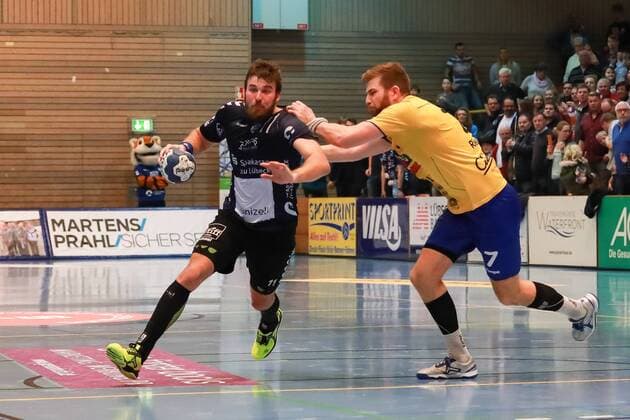 Lübeck 25 November 2017 Sport Handball Season 2017 2018 2 Bundesliga VfL Lübeck Schwartau HSG Konstanz duel between Hansen Markus Nr 11 VfL Luebeck Schwartau and Kueger Felix HSG Konstanz