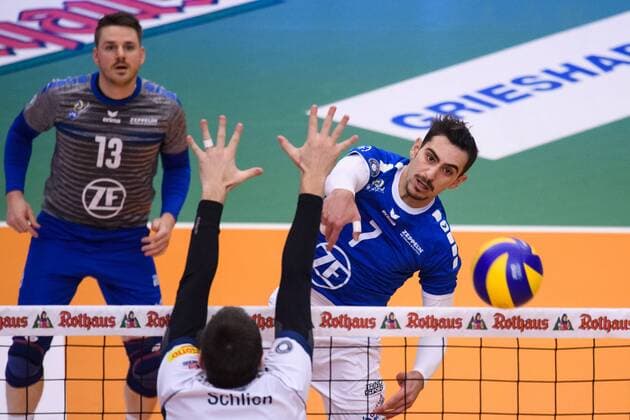 25 11 2017 ZF Arena Friedrichshafen Volleyball DVV Cup Quarterfinals VfB Friedrichshafen vs SVG Lueneburg Lueneburg Attack Athanasios Protopsaltis 7 Friedrichshafen Block Michel Schlien 14 Lueneburg