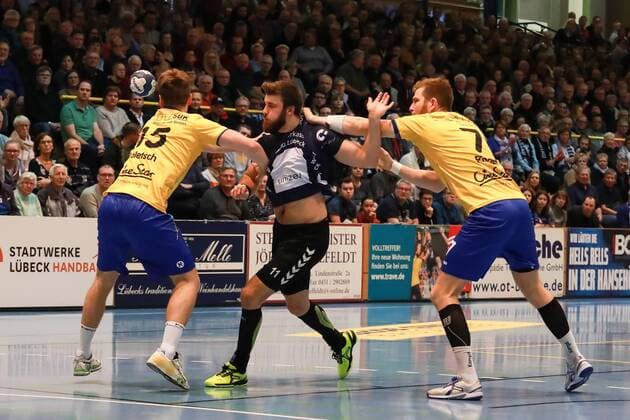 Lübeck 25 November 2017 Sport Handball Season 2017 2018 2 Bundesliga VfL Lübeck Schwartau HSG Konstanz Hansen Markus Nr 11 VfL Luebeck Schwartau prevails against Kaletsch Paul and Riedel Mathias Helmut Eugen HSG Konstanz
