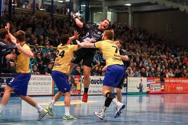 Lübeck 25 November 2017 Sport Handball Season 2017 2018 2 Bundesliga VfL Lübeck Schwartau HSG Konstanz Throwing attempt by Schult Jan Nr 19 VfL Luebeck Schwartau against Jud Tim and Riedel Mathias Helmut Eugen HSG Konstanz