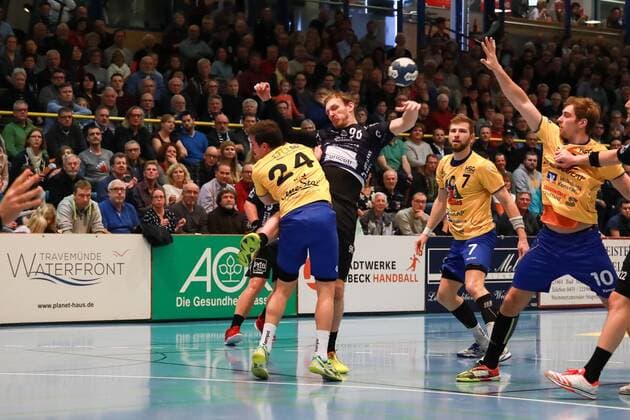 Lübeck 25 November 2017 Sport Handball Season 2017 2018 2 Bundesliga VfL Lübeck Schwartau HSG Constance Jud Tim HSG Konstanz fouls Metzner Antonio Nr 96 VfL Luebeck Schwartau