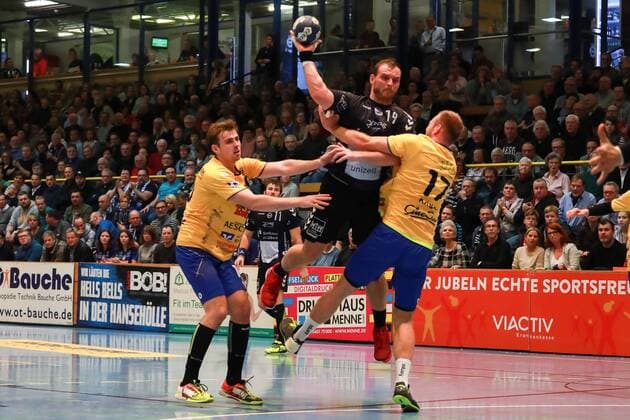 Lübeck 25 November 2017 Sport Handball Season 2017 2018 2 Bundesliga VfL Lübeck Schwartau HSG Konstanz litter by Schult Jan Nr 19 VfL Luebeck Schwartau attempted block Kueger Felix HSG Konstanz