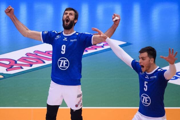 25 11 2017 ZF Arena Friedrichshafen Volleyball DVV Cup Quarterfinal VfB Friedrichshafen vs SVG Lueneburg Lueneburg Cheers Philipp Collin 9 Friedrichshafen David Sossenheimer 5 Friedrichshafen