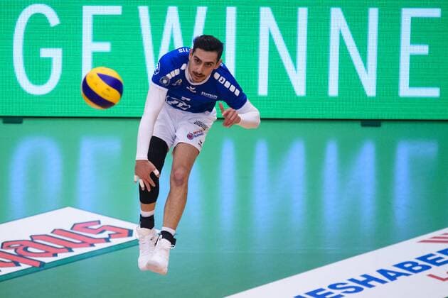 25 11 2017 ZF Arena Friedrichshafen Volleyball DVV Cup Quarterfinals VfB Friedrichshafen vs SVG Lueneburg Lueneburg Service Athanasios Protopsaltis 7 Friedrichshafen