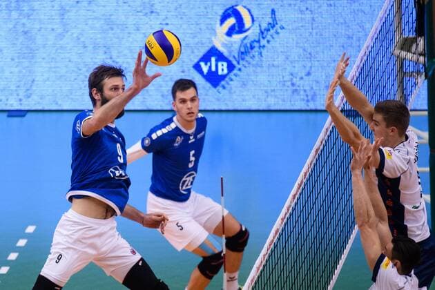 25 11 2017 ZF Arena Friedrichshafen Volleyball DVV Cup Quarterfinals VfB Friedrichshafen vs SVG Lüneburg Lueneburg Attack Philipp Collin 9 Friedrichshafen Block Double Block Raymond Szeto 11 Lueneburg Noah Baxpöhler Baxpoehler 4 Lueneburg