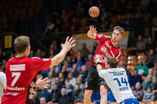 Lutz Heiny 5 from the HSG Nordhorn Lingen in the passing game on Toon Leenders 7 from HSG Nordhorn Lingen with Florian Pfeiffer 14 from Dessau Rosslauer HV 06 during the DKB Handball 2 Bundesliga Encounter between Dessau Rosslauer HV 06 and HSG Nordhorn Lingen in the Anhalt Arena on November 25 2017 in Bauhausstadt Dessau Saxony Anhalt Germany Photo by Hartmut Boesener Eibner Bauhausstadt Dessau Copyright: xEibner-Pressefoto HartmutxBoesenerx EP_BOE
