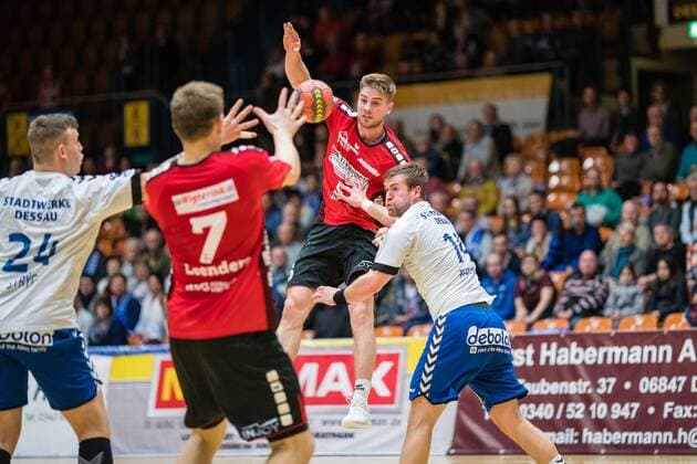 Lutz Heiny 5 from the HSG Nordhorn Lingen in the passing game on Toon Leenders 7 from HSG Nordhorn Lingen with Florian Pfeiffer 14 from Dessau Rosslauer HV 06 during the DKB Handball 2 Bundesliga Encounter between Dessau Rosslauer HV 06 and HSG Nordhorn Lingen in the Anhalt Arena on November 25 2017 in Bauhausstadt Dessau Saxony Anhalt Germany Photo by Hartmut Boesener Eibner Bauhausstadt Dessau Copyright: xEibner-Pressefoto HartmutxBoesenerx EP_BOE