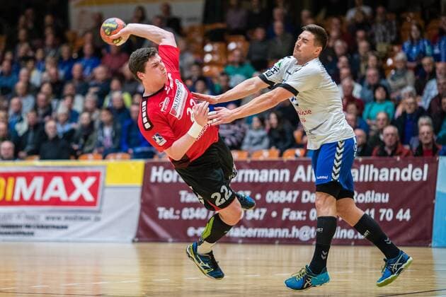 Philipp Vorlicek 22 from HSG Nordhorn Lingen at the litter with Tom Hanner 25 from Dessau Rosslauer HV 06 during the DKB Handball 2 Bundesliga Meeting between Dessau Rosslauer HV 06 and HSG Nordhorn Lingen in the Anhalt Arena on November 25 2017 in Bauhausstadt Dessau Saxony Anhalt Germany Photo by Hartmut Boesener Eibner Bauhaus city Dessau Copyright: xEibner-Pressefoto HartmutxBoesenerx EP_BOE