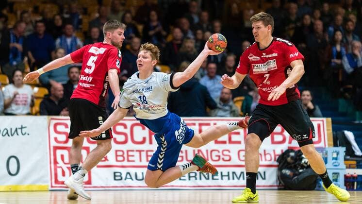 Johannes Wasielewskie 18 from Dessau Rosslauer HV 06 at the litter with Lutz Heiny 5 from the HSG Nordhorn Lingen and r Toon Leenders 7 from the HSG Nordhorn Lingen during the DKB Handball 2 Bundesliga Meeting between Dessau Rosslauer HV 06 and HSG Nordhorn Lingen in the Anhalt Arena on November 25 2017 in Bauhausstadt Dessau Saxony Anhalt Germany Photo by Hartmut Boesener Eibner Copyright: xEibner-Pressefoto HartmutxBoesenerx EP_BOE