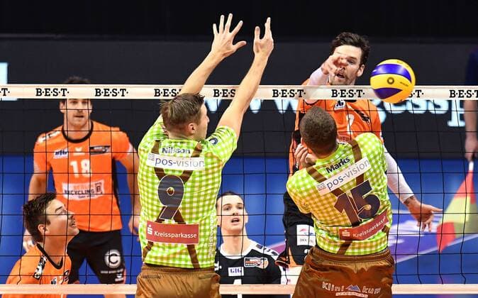 Steven Marshall BR Volleys back front Tobias Neumann Herrsching Roy Friedrich Herrsching BR Volleys Berlin TSV Herrsching German Volleyball League DVV Cup 2017 2018 Main Round Men Men Volleyball Germany Germany Max Schmeling Halle Berlin 25 11 2017