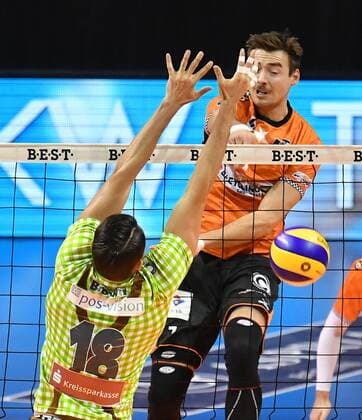 Georg Klein BR Volleys back front Andre Brown Herrsching BR Volleys Berlin TSV Herrsching German Volleyball League DVV Cup 2017 2018 Main Round Men Men Volleyball Germany Germany Max Schmeling Halle Berlin 25 11 2017