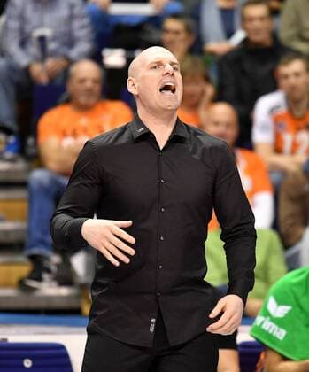 Luke Reynolds Manager BR Volleys on the sidelines Br Volleys Berlin TSV Herrsching German Volleyball League DVV Cup 2017 2018 Main Round Men Men Volleyball Germany Germany Max Schmeling Halle Berlin 25 11 2017