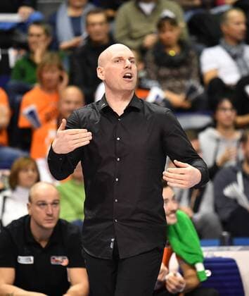 Luke Reynolds Manager BR Volleys on the sidelines Br Volleys Berlin TSV Herrsching German Volleyball League DVV Cup 2017 2018 Main Round Men Men Volleyball Germany Germany Max Schmeling Halle Berlin 25 11 2017