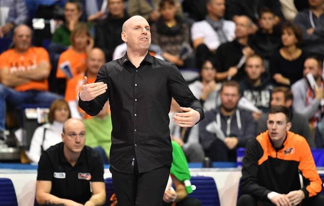 Luke Reynolds Manager BR Volleys on the sidelines Br Volleys Berlin TSV Herrsching German Volleyball League DVV Cup 2017 2018 Main Round Men Men Volleyball Germany Germany Max Schmeling Halle Berlin 25 11 2017