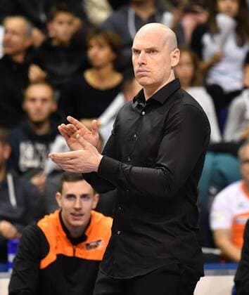Luke Reynolds Manager BR Volleys on the sidelines Br Volleys Berlin TSV Herrsching German Volleyball League DVV Cup 2017 2018 Main Round Men Men Volleyball Germany Germany Max Schmeling Halle Berlin 25 11 2017