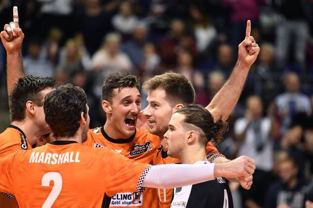 Kyle Russell BR Volleys Luke Perry BR Volleys Steven Marshall BR Volleys cheer for one point BR Volleys Berlin TSV Herrsching German Volleyball League DVV Cup 2017 2018 Main Round Men Men Volleyball Germany Germany Max Schmeling Halle Berlin 25 11 2017