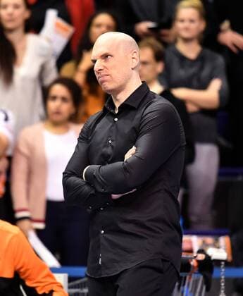 Luke Reynolds Manager BR Volleys on the sidelines Br Volleys Berlin TSV Herrsching German Volleyball League DVV Cup 2017 2018 Main Round Men Men Volleyball Germany Germany Max Schmeling Halle Berlin 25 11 2017