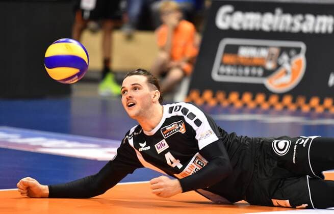 Luke Perry BR Volleys dives for the ball BR Volleys Berlin TSV Herrsching German Volleyball League DVV Cup 2017 2018 Main Round Men Men Volleyball Germany Germany Max Schmeling Halle Berlin 25 11 2017