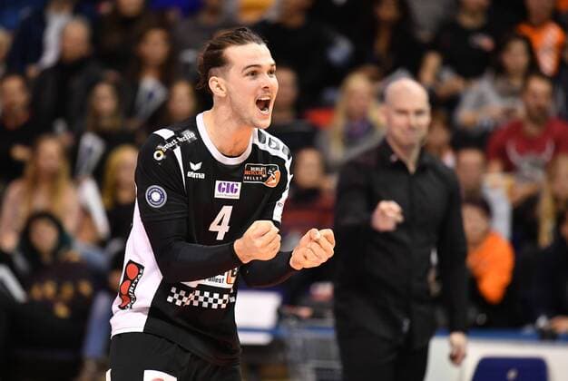 Luke Perry BR Volleys cheers for a point BR Volleys Berlin TSV Herrsching German Volleyball League DVV Cup 2017 2018 Main Round Men Men Volleyball Germany Germany Max Schmeling Halle Berlin 25 11 2017