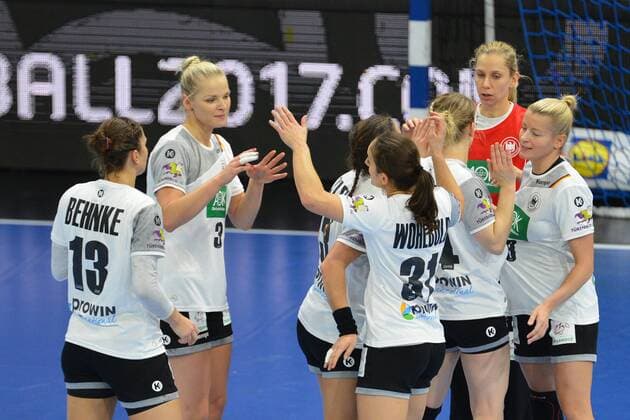 Womens national handball team of Germany celebrates the victory Germany vs Iceland handball friendly match 25 11 2017 Dresden Copyright: xEibner-Pressefoto BertxHarzerx EP_BHR