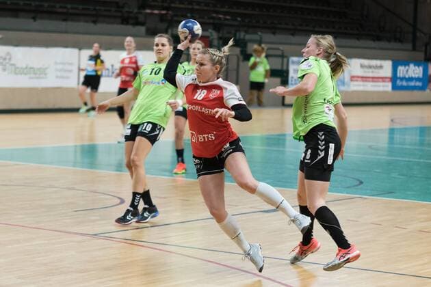 Action on the circle v l Anna Bloedorn 10 Spreefuexxe Benitta Quattlender Nuertingen 18 Anna Eber 8 Spreefuexxe in the game Spreefuexxe Berlin vs TG Nuertingen 25 11 2017 Berlin Copyright: xUwexKoch xEibner-Pressefotox EP_ukh