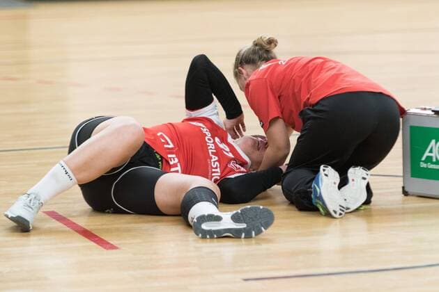 Injured on the ground v Yvonne Rolland Nuertingen 37 Sarah Sommer Team Dentist in the game Spreefuexxe Berlin vs TG Nuertingen 25 11 2017 Berlin Copyright: xUwexKoch xEibner-Pressefotox EP_ukh