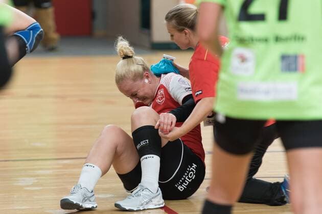 Injured on the ground v Yvonne Rolland Nuertingen 37 Sarah Sommer Team Dentist in the game Spreefuexxe Berlin vs TG Nuertingen 25 11 2017 Berlin Copyright: xUwexKoch xEibner-Pressefotox EP_ukh