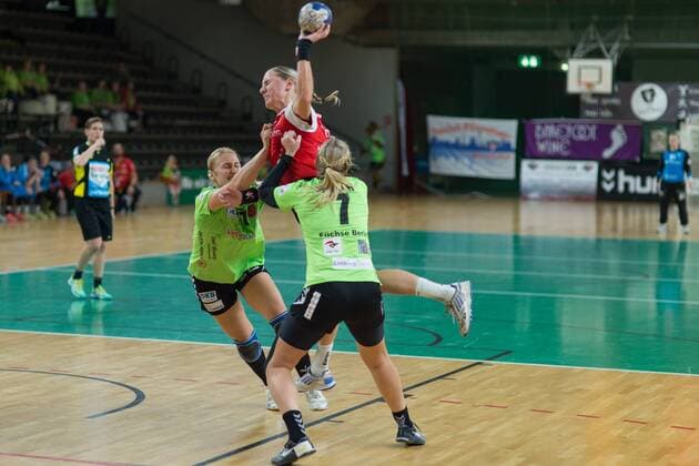 Attack Defense l Natalie Schwarz 17 Spreefuexxe Verena Breidert Nuertingen 10 Stefanie de Beer 7 Spreefuexxe in the game Spreefuexxe Berlin vs TG Nuertingen 25 11 2017 Berlin Copyright: xUwexKoch xEibner-Pressefotox EP_ukh