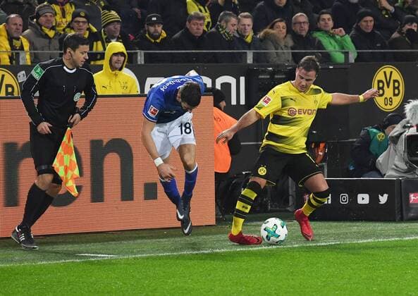 25 11 2017 Soccer GER 1 Bundesliga Season 2017 2018 13 Matchday Borussia Dortmund FC Schalke 04 4 4 Mario Goetze Mario Götze Borussia Dortmund He kills his right foot in a duel with Daniel Caligiuri FC Schalke 04 Team2