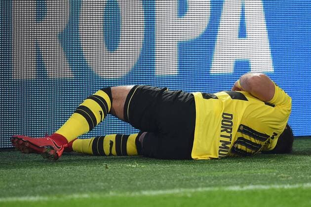 Soccer 1 Bundesliga 13 Matchday Borussia Dortmund FC Schalke 04 on 25 11 2017 Signal Iduna Park in Dortmund Mario Götze Dortmund injured on the ground xRx