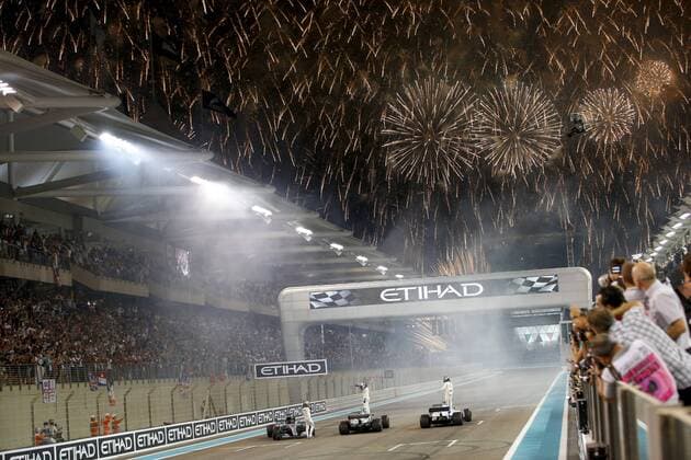 Bilder des Tages - SPORT Motorsports: FIA Formula One World Championship WM Weltmeisterschaft 2017, Grand Prix of Abu Dhabi, 44 Lewis Hamilton (GBR, Mercedes AMG Petronas F1 Team), 77 Valtteri Bottas (FIN, Mercedes AMG Petronas F1 Team), 19 Felipe Massa (BRA, Williams Martini Racing), Abu Dhabi United Arab Emirates