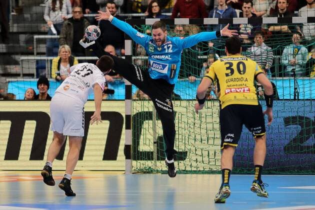 v left Ivan Cupic Skopje 27 fails Andreas Palicka Goalkeeper RNL 12 Gedeon Guardiola RNL 30 Seven-meter 7-meter penalty throw Action Action Handball Champions League Rhein Neckar Löwen HC Vardar Skopje xozx