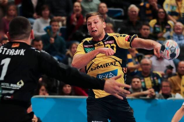 v li Arpad Sterbik Capar Goalkeeper Skopje 1 Harald Reinkind RNL 27 Action Action Game scene Handball Champions League Rhein Neckar Löwen HC Vardar Skopje xozx