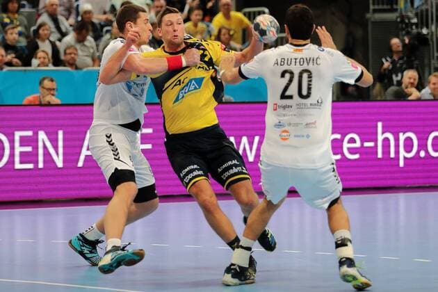 v li Mijajlo Marsenic Skopje 93 Harald Reinkind RNL 27 Ilija Abutovic Skopje 20 Duel duel tackle tackling Dynamics Action Action Handball Champions League Rhein Neckar Löwen HC Vardar Skopje xozx