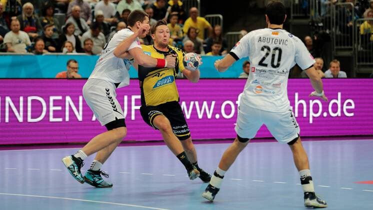 v li Mijajlo Marsenic Skopje 93 Harald Reinkind RNL 27 Ilija Abutovic Skopje 20 Duel duel tackle tackling Dynamics Action Action Handball Champions League Rhein Neckar Löwen HC Vardar Skopje xozx