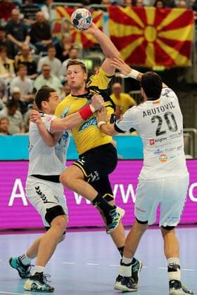 v li Mijajlo Marsenic Skopje 93 Harald Reinkind RNL 27 Ilija Abutovic Skopje 20 Duel duel tackle tackling Dynamics Action Action Handball Champions League Rhein Neckar Löwen HC Vardar Skopje xozx