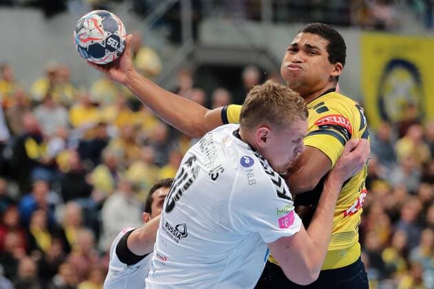 v left Dainis Kristopans Skopje 10 Mads Mensah Larsen RNL 22 Duel duel tackle tackling Dynamics Action Action Handball Champions League Rhein Neckar Löwen HC Vardar Skopje xozx