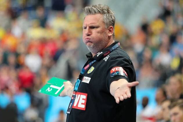 Nikolaj Jacobsen coach head coach RNL disappointed looking disappointment frustration disappointed pessimistic single action action gives instructions gesticulated gesturing with the arms gives instructions gesticulate handball Champions League Rhein Neckar Lions HC Vardar Skopje xozx
