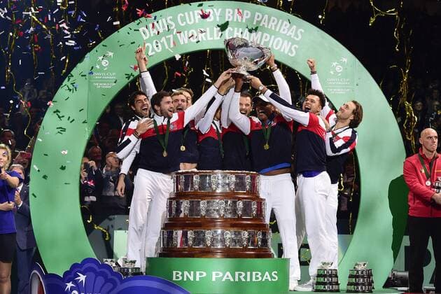 joie des joueurs de l equipe de France brandissant le trophee de la coupe Davis Lucas Pouille Jo Wilfried Tsonga Pierre Hugues Herbert Richard Gasquet Nicolas Mahut Julien Benneteau Jonathan Eysseric Yannick Noah (Fra) - Capitaine TENNIS : Finale de la Coupe Davis France vs Belgique - 26 11 2017 JBAutissier Panoramic 