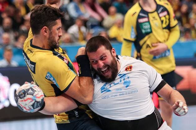 v left Alexander Petersson RNL 32 Stoilov Skopje 5 Duel duel tackle tackling Dynamics Action Action Handball Champions League Rhein Neckar Löwen HC Vardar Skopje xozx