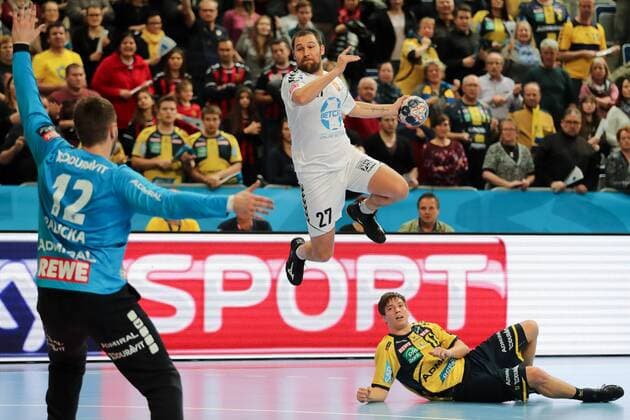 v left Andreas Palicka Goalkeeper RNL 12 Ivan Cupic Skopje 27 Jerry Tollbring RNL 17 Jumping shot from outside the jump Action Action Handball Champions League Rhein Neckar Löwen HC Vardar Skopje xozx