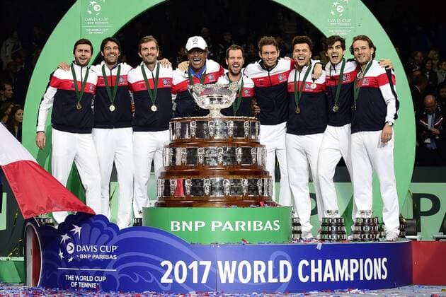 Bilder des Tages - SPORT Frankreich gewinnt Davis Cup joie des joueurs de l equipe de France brandissant le trophee de la coupe Davis Lucas Pouille Jo Wilfried Tsonga Pierre Hugues Herbert Richard Gasquet Nicolas Mahut Julien Benneteau Gilles Simon Jeremy Chardy Yannick Noah (Fra) - Capitaine TENNIS : Finale de la Coupe Davis France vs Belgique - 26 11 2017 JBAutissier Panoramic 