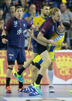 November 26, 2017 - Kielce, Poland - 26.11.2017, Kielce, pidflka reczna, liga mistrzow, PGE Vive Kielce - Paris Saint-Germain, Henrik Mollgaard Jensen (PSG), Alex Dujshebaev Dovichebaeva (Vive), during EHF Handball Champions League Group B match between KS Vive Tauron Kielce and Paris Saint-Germain Handball at Kielce, Poland, on 26 November 2017. ..Paris Saint-Germain Handball won 30-29. Vive Kielce v Paris Saint-Germain - EHF Champions League match - ZUMAn230 20171126_zaa_n230_701 Copyright: xFotoxOlimpikx
