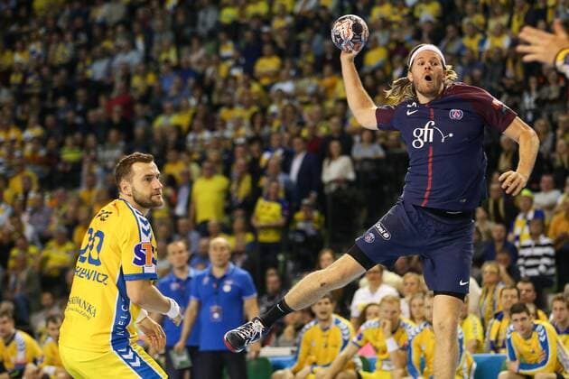 November 26, 2017 - Kielce, Poland - 26.11.2017, Kielce, pidflka reczna, liga mistrzow, PGE Vive Kielce - Paris Saint-Germain, Mariusz Jurkiewicz (Vive), Mikkel Hansen (PSG), during EHF Handball Champions League Group B match between KS Vive Tauron Kielce and Paris Saint-Germain Handball at Kielce, Poland, on 26 November 2017. ..Paris Saint-Germain Handball won 30-29. Vive Kielce v Paris Saint-Germain - EHF Champions League match - ZUMAn230 20171126_zaa_n230_709 Copyright: xFotoxOlimpikx